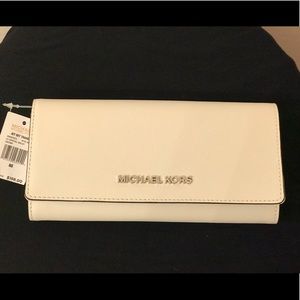 MICHAEL KORS Jet Set Travel Carryall Wallet